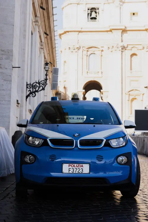 Ventimiglia, arrestato l’uomo accusato di aver danneggiato 5 auto della Polizia