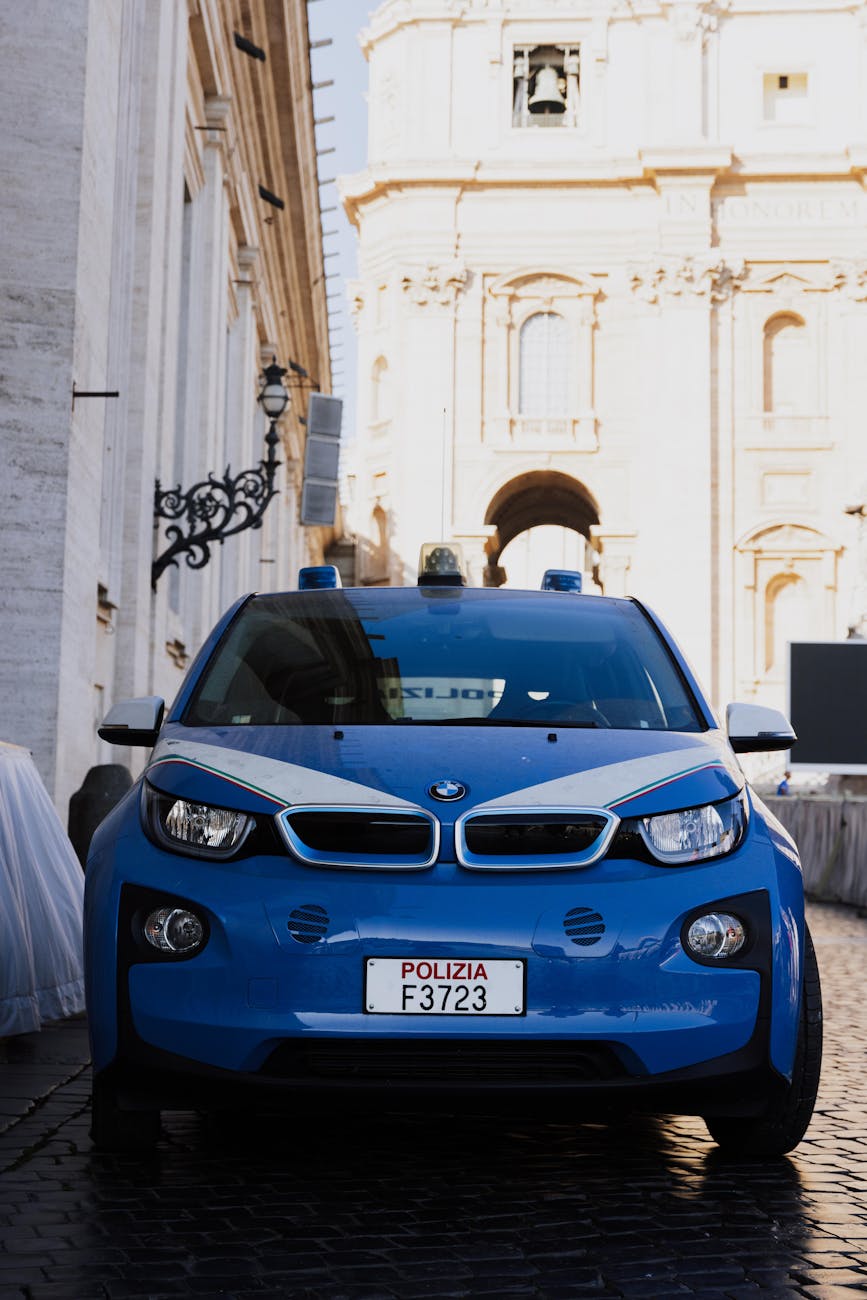 Ventimiglia, arrestato l’uomo accusato di aver danneggiato 5 auto della Polizia